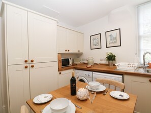 Cottage | Private kitchen | Fridge, dishwasher, electric kettle, toaster