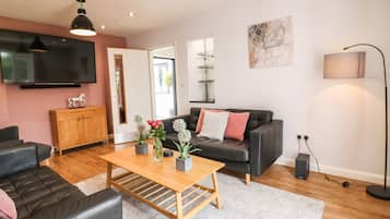 Cottage | Living area | TV