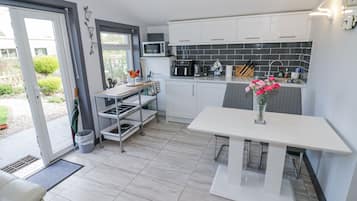 Cottage | Private kitchen | Fridge, dishwasher, electric kettle, cookware/dishes/utensils