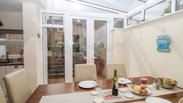 Cottage | Private kitchen | Fridge, dishwasher, cookware/dishes/utensils