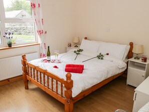 Cottage | 4 bedrooms, individually decorated, individually furnished, free WiFi - Lough Mask Road Fishing Cottage (Neale)
