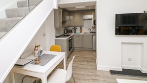 Een modern appartement met een eethoek, keuken en woonruimte.