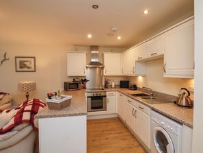 Cottage | Private kitchen | Fridge, dishwasher, electric kettle, toaster - Cadliam (Whitby)