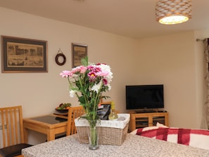 Cottage | Dining