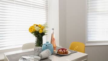 Cottage | Private kitchen | Fridge, microwave, dishwasher, electric kettle