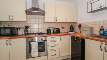 Cottage | Dapur pribadi | Mesin pencuci piring dan peralatan masak/sendok-piring