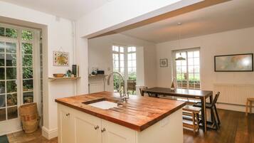Cottage | Private kitchen | Fridge, dishwasher, electric kettle, toaster