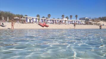 Una spiaggia nelle vicinanze, lettini da mare