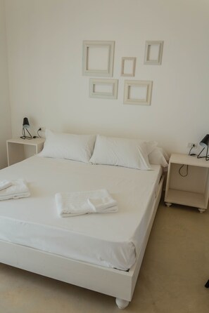 6 bedrooms, iron/ironing board, WiFi, bed sheets