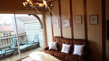 Télévision, cheminée, baby-foot