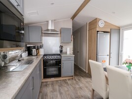 Cottage | Private kitchen | Fridge, electric kettle, toaster, cookware/dishes/utensils