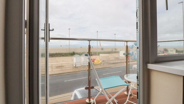 A balcony with a view of a road and beach. - The Beach House (Thornton-Cleveleys)