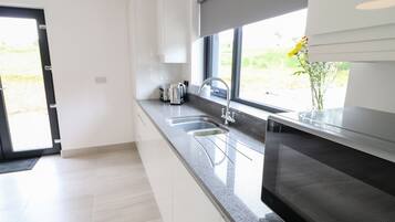 Cottage | Privékeuken | Een vaatwasser, een waterkoker, een broodrooster