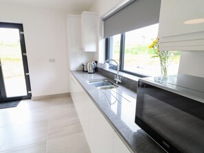 Mökki | Yksityinen keittiö | Astianpesukone, vedenkeitin, leivänpaahdin