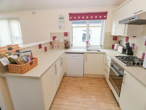 Cottage | Private kitchen | Fridge, dishwasher, electric kettle, toaster - The Hideaway - Heritage Park (Narberth)