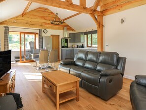 Cottage | Living room - Ploony Hill Cabin (Knighton)