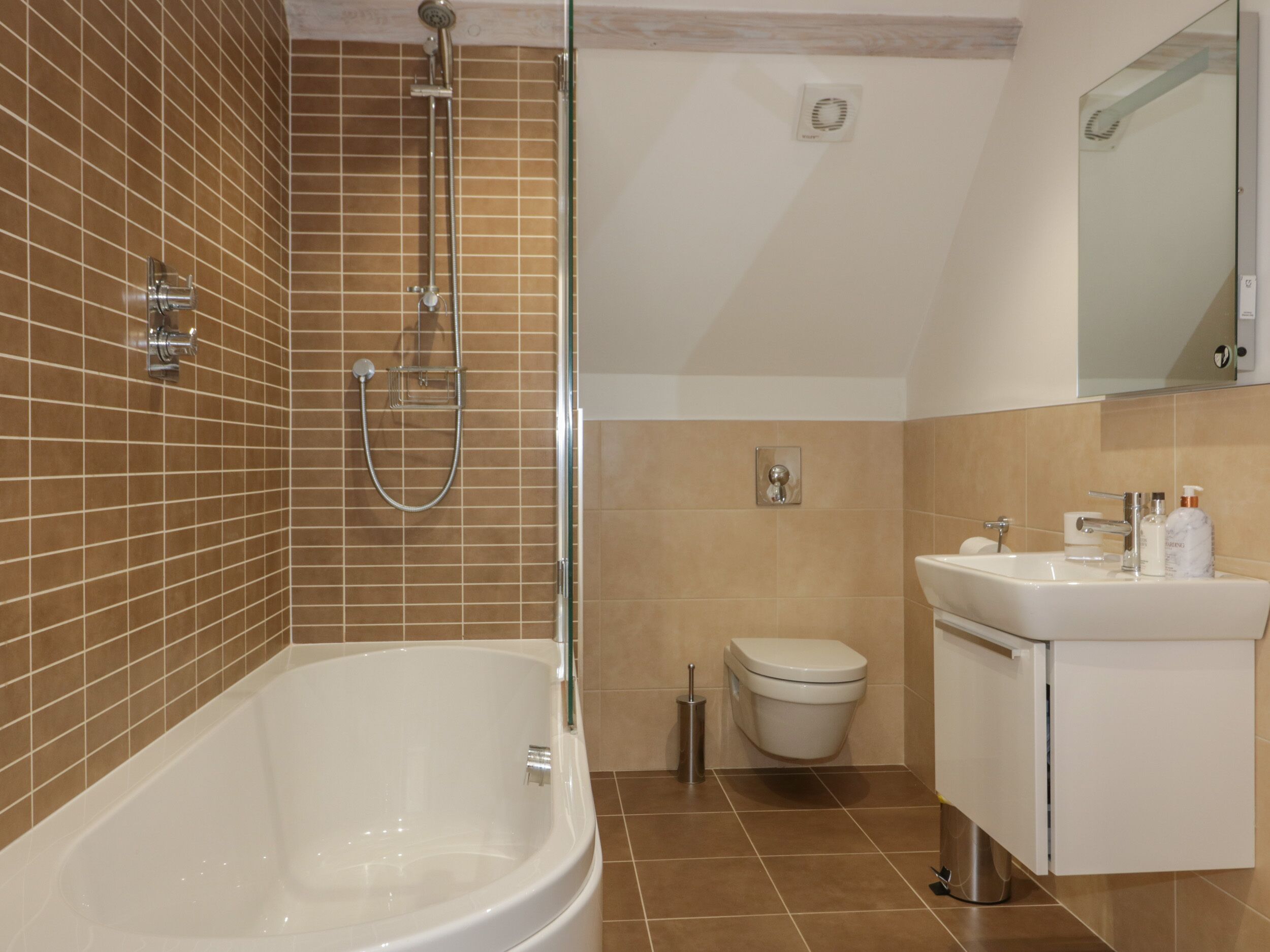 Un baño con bañera, inodoro y lavamanos.
