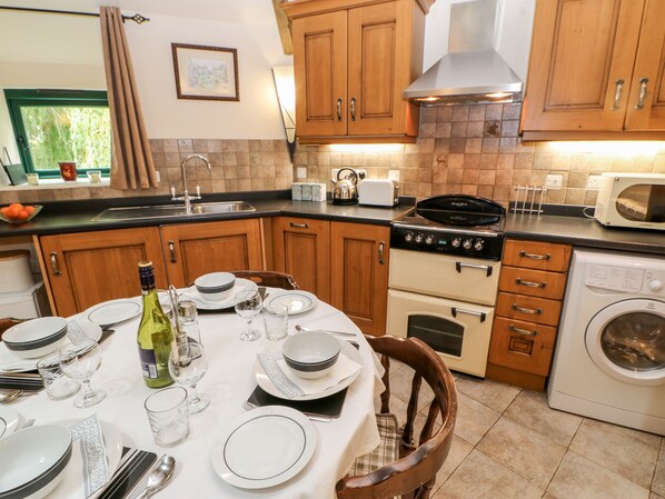 Cottage | Private kitchen | Fridge, dishwasher, electric kettle, toaster
