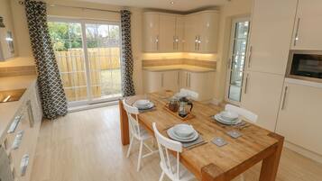 Cottage | Private kitchen | Fridge, dishwasher, electric kettle, toaster