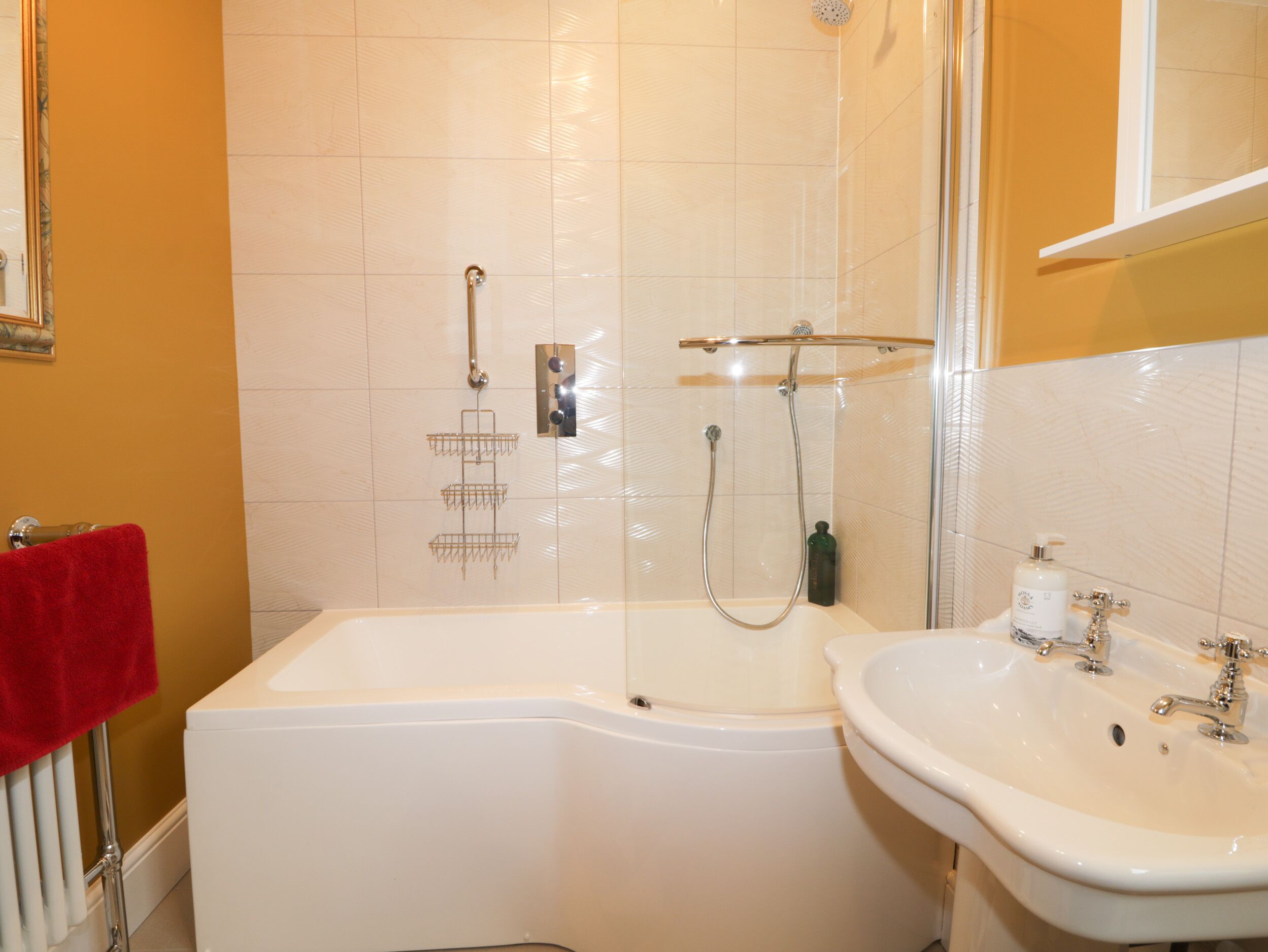 Ein Badezimmer mit Badewanne, Dusche und Waschbecken.