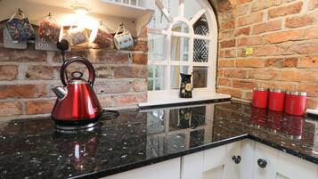 Cottage | Private kitchen | Fridge, dishwasher, electric kettle, toaster