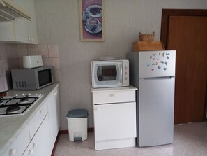 Réfrigérateur, micro-ondes, lave-vaisselle, chaise haute