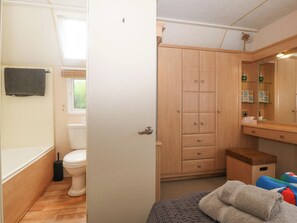 Cottage | Bathroom | Shower - Coed Llai Lodge (Holyhead)