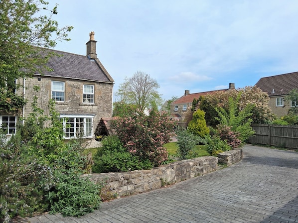 Cottage | Property grounds - Crooked Well (Bath)