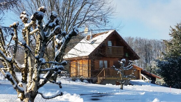 A wooden cabin with a balcony, surrounded by snow-covered trees. - Cozy Chalet near Plombières-les-Bains - Ideal for Couples, Nature Trails, and Relaxing Spa Retreat (Le Val-d'Ajol)