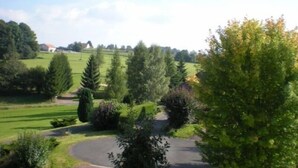 A landscaped garden with a winding path, neatly trimmed hedges, and a variety of trees. - Cozy Chalet near Plombières-les-Bains - Ideal for Couples, Nature Trails, and Relaxing Spa Retreat (Le Val-d'Ajol)