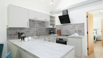 Casa de campo | Cocina privada | Refrigerador, lavavajillas, tetera eléctrica y tostadora