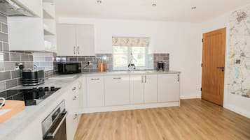 Cottage | Private kitchen | Fridge, dishwasher, electric kettle, toaster