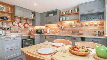 Cottage | Private kitchen | Fridge, dishwasher, electric kettle, cookware/dishes/utensils