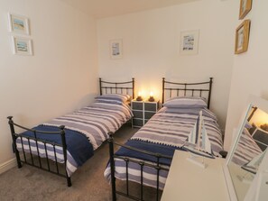 Cottage | Interior - Laridae (Whitby)