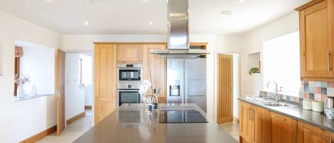 Cottage | Private kitchen | Fridge, dishwasher, electric kettle, toaster