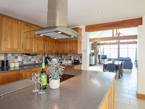 Cottage | Private kitchen | Dishwasher, cookware/dishes/utensils