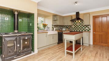 Cottage | Private kitchen | Fridge, dishwasher, electric kettle, toaster