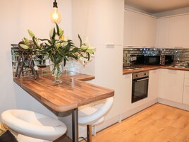 Casa de campo | Cocina privada | Frigorífico, hervidor eléctrico, tostadora y utensilios de cocina