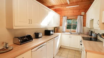 Cottage | Private kitchen | Fridge, dishwasher, electric kettle, toaster