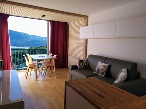 TV - Bright apartment with lake view, perfect for relaxation (Les Angles)