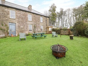 Cottage | Property grounds - Ballintlea (Knockanroe)
