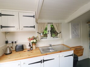 Cottage | Private kitchen | Fridge, electric kettle, toaster, cookware/dishes/utensils - Hazel Nook (Narberth)