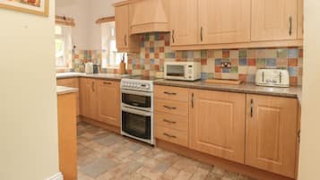 Cottage | Private kitchen | Fridge, dishwasher, electric kettle, toaster