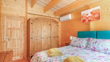 Cottage | 2 bedrooms, individually decorated, individually furnished, free WiFi