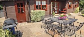Tythe Lodge Hot Tub Retreat in Rural Lincolnshire Family-friendly Lodge Near Heckington