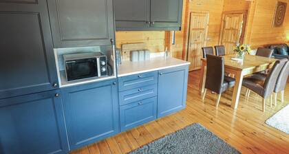 Tythe Lodge Hot Tub Retreat in Rural Lincolnshire Family-friendly Lodge Near Heckington