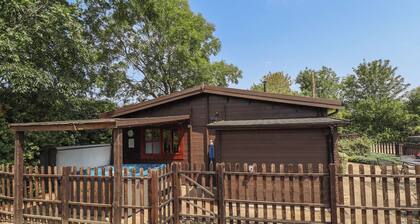 Tythe Lodge Hot Tub Retreat in Rural Lincolnshire Family-friendly Lodge Near Heckington