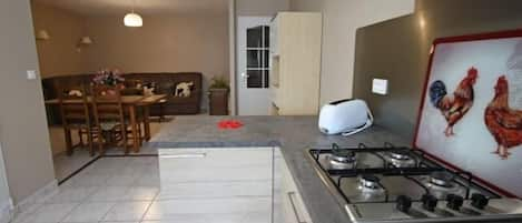 Private kitchen | Fridge, microwave