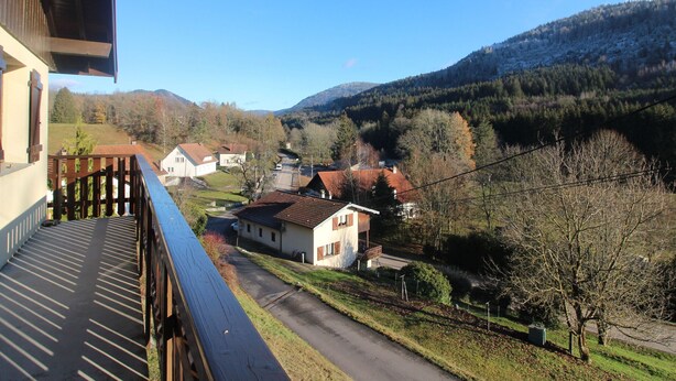 A residential area with houses, a clear sky, and a mountainous backdrop. - Chalet en Forêt Hautes-Vosges avec Terrasse, Proche Gérardmer, 2 Chambres, WiFi, Équipements Complets (Rochesson)