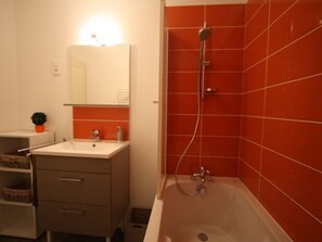 Bathroom - Chic Apartment in Epinal, Near Palace Cinema & Shopping, Sleeps 4 (Épinal)